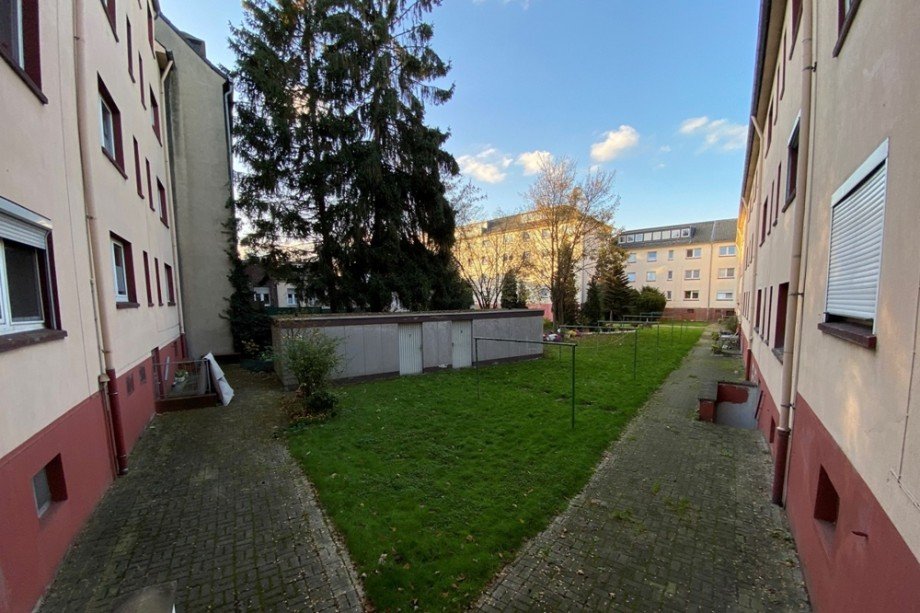 (15) Hier eine weitere Impression mit Blick in den Gemeinschaftsgarten Etagenwohnung Bottrop / Stadtmitte