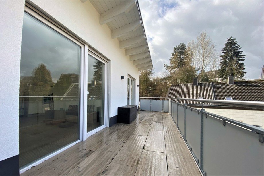(13) Die Dachterrasse aus einem anderen Blickwinkel Dachgeschosswohnung Essen / Heidhausen