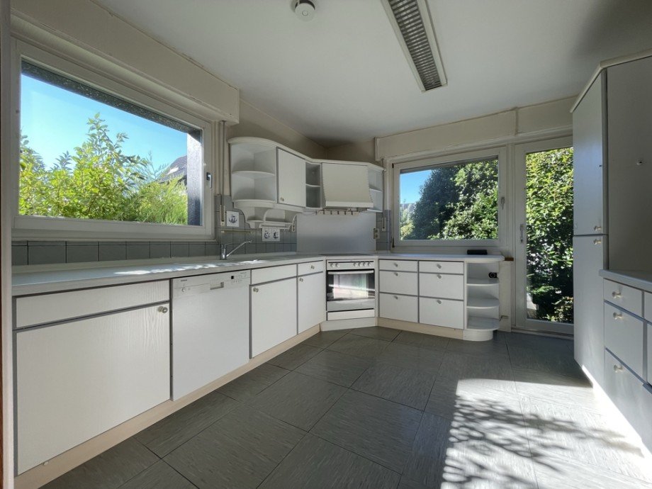 (9) Hier ein erster Einblick in die ger�umige K�che mit seitlichem Gartenausgang Einfamilienhaus Bottrop / Fuhlenbrock