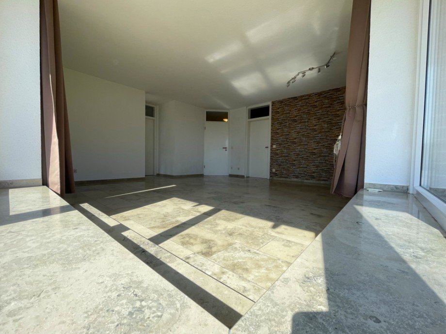 (16) Der Blick in den Wohnraum u.a. in Richtung der K�che Etagenwohnung Bottrop / Batenbrock