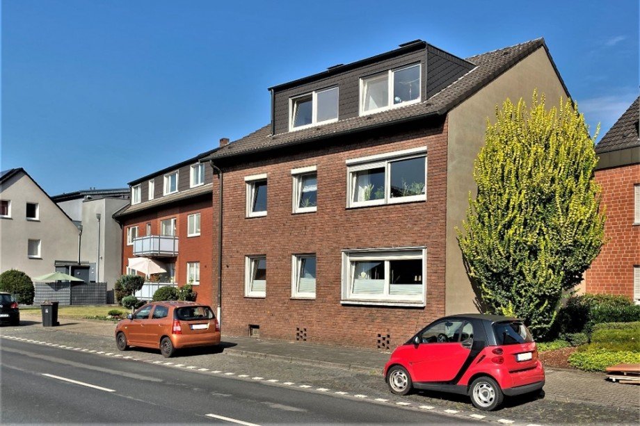 (2) Ein Blick auf die �stliche Giebelseite Mehrfamilienhaus Bottrop / Fuhlenbrock