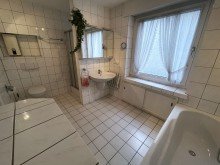 (18) Hier zun�chst ein Blick in das Badezimmer der Wohnung im Erdgeschoss *VERKAUFT*