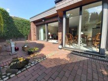 (15) Eine Geb�uder�ckansicht mit Blick auf die bodentiefen Fensterinstallationen *VERKAUFT*