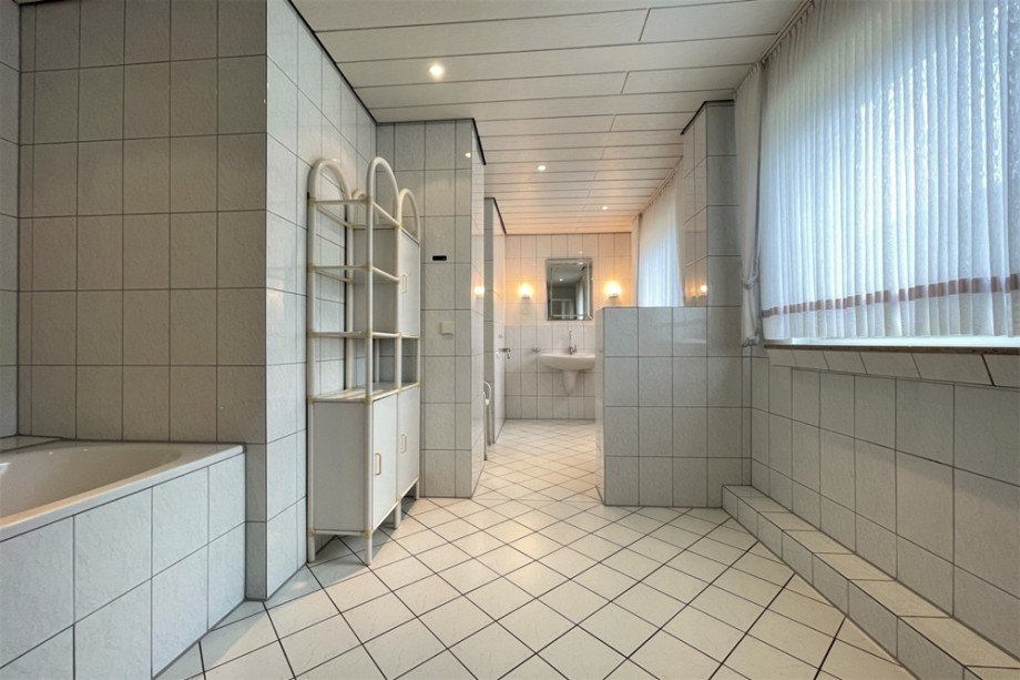 (19) Ein erster Einblick in das ger�umige Badezimmer Doppelhaush�lfte Bottrop / Batenbrock