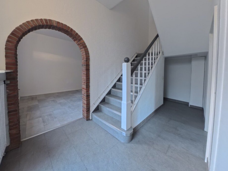 (13) Auf der gegen�berliegenden Flurseite befindet sich das Wohn- und Esszimmer Zweifamilienhaus Bottrop / Stadtmitte