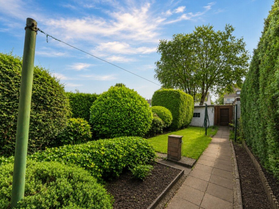 (30) Hier ein Blick auf das Gartengrundst�ck mit Blickrichtung zur Garage Reihenmittelhaus Bottrop / Batenbrock