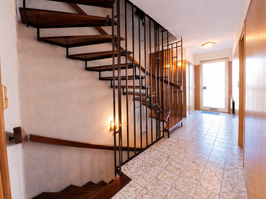 (6) Der Hausflur im Erdgeschoss aus einer anderen Perspektive Reihenmittelhaus Oberhausen / Tackenberg