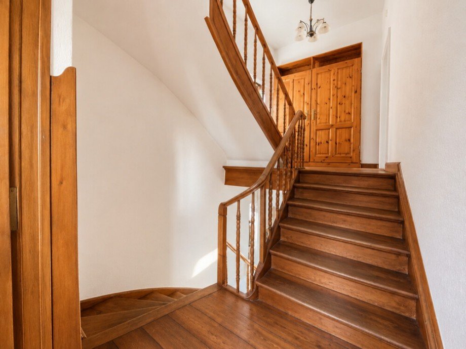 (7) Der Weg hinauf durch ein gepflegtes Treppenhaus in das Dachgeschoss Dachgeschosswohnung Bottrop / Stadtmitte