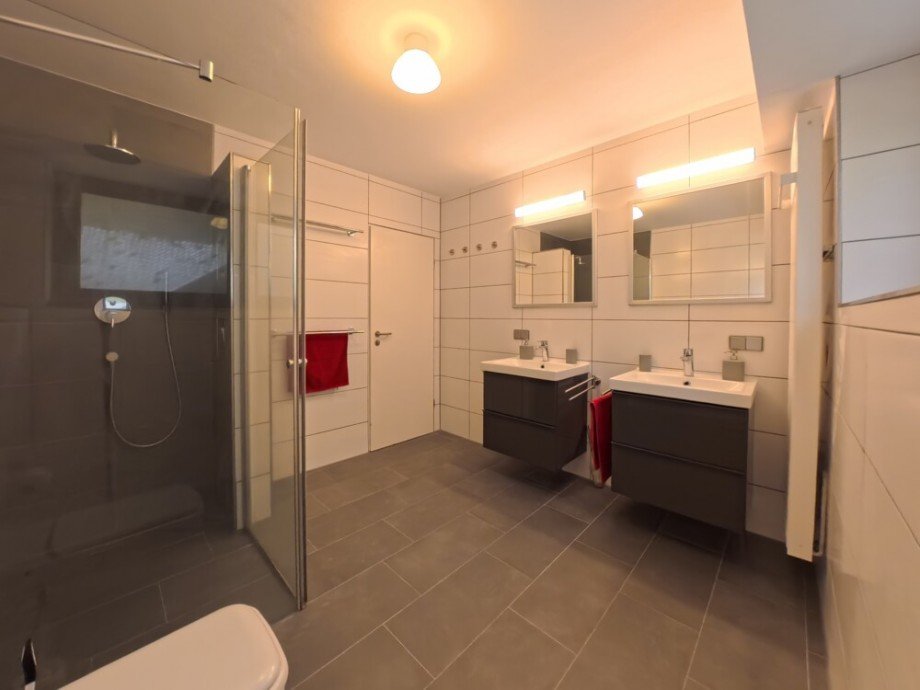 (28) Zentral gelegen befindet sich dieses moderne Duschbadezimmer im Souterrain Erdgeschosswohnung Bottrop / Stadtmitte