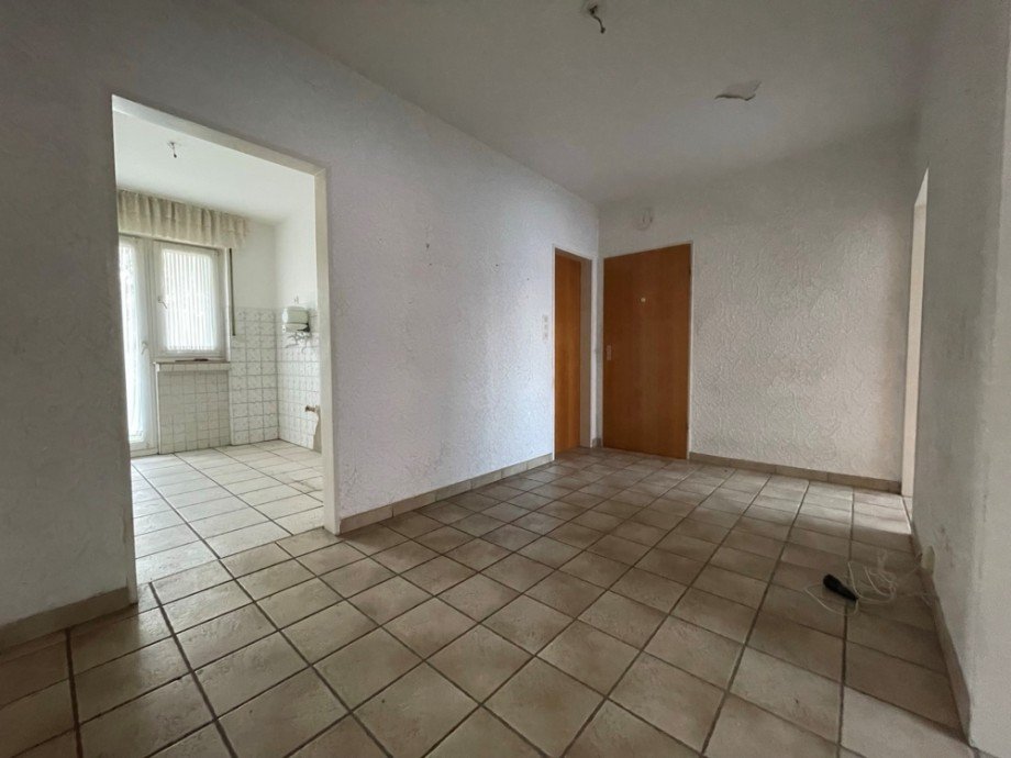 (8) Hier zun�chst ein Einblick in den Wohnungsflur im Erdgeschoss Mehrfamilienhaus Bottrop / Fuhlenbrock