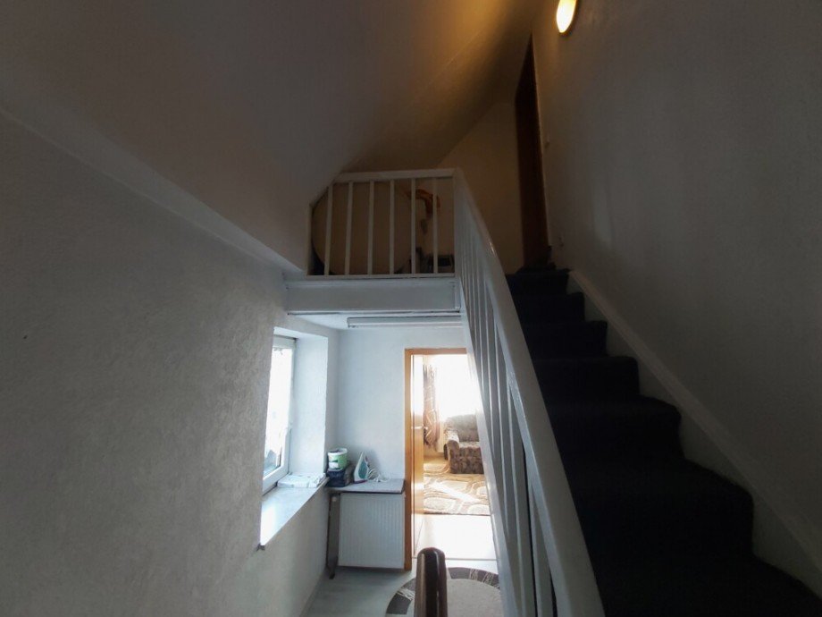 (17) Diese Treppe im Hausflurbereich des Obergeschosses f�hrt hinauf in den Spitzboden Doppelhaush�lfte Bottrop / Stadtmitte