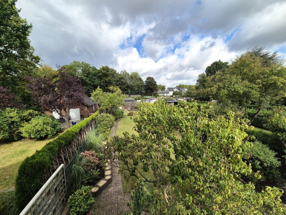 (21) Aus dem Schlafzimmerfenster k�nnen Sie auf den Garten blicken Doppelhaush�lfte Bottrop / Batenbrock