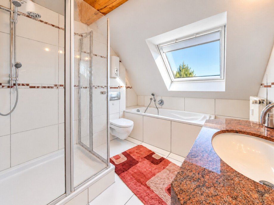 (24) Das Tageslichtbadezimmer ist mit einer Dusche und einer Badewanne ausgestattet Etagenwohnung Bottrop / Stadtmitte