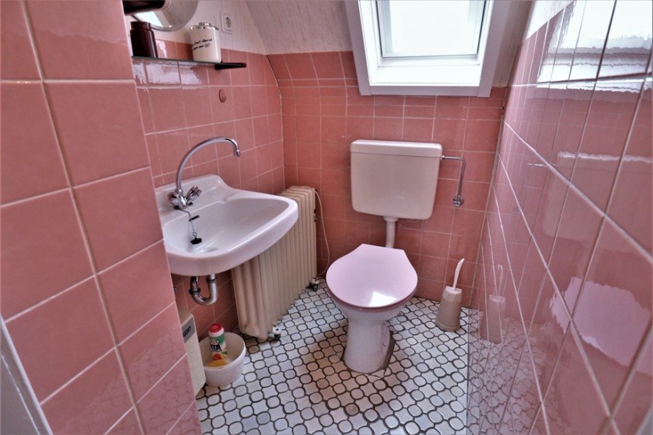 (11) Im Obergeschoss befindet sich ein weiteres separates WC Doppelhaush�lfte Bottrop / Ebel