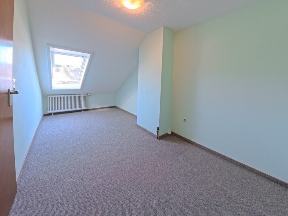 (22) Im Dachgeschoss befinden sich zwei weitere separate R�ume Reihenmittelhaus Oberhausen / Tackenberg