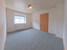 (23) Im Obergeschoss befinden sich zwei Schlafzimmer - hier das Kinderzimmer *VERKAUFT*