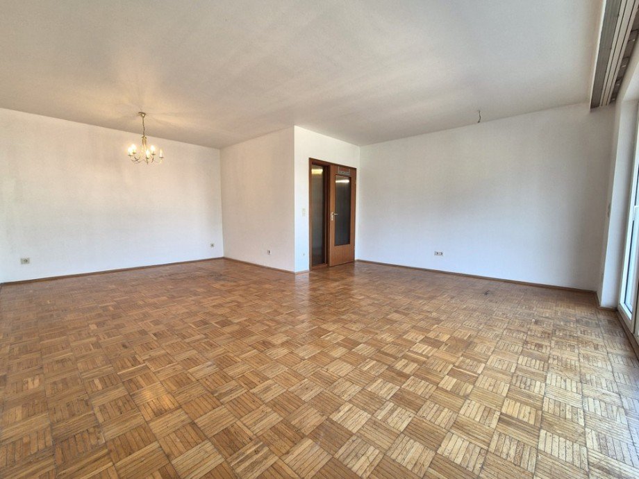 (8) Unmittelbar neben der K�che befindet sich das ger�umige Wohnzimmer Etagenwohnung Gladbeck