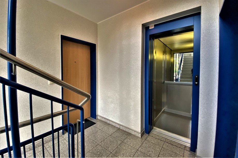 (3) Mit einem Aufzug gelangen Sie bis zum Wohnungseingang im 2. OG Etagenwohnung Bottrop / Stadtmitte