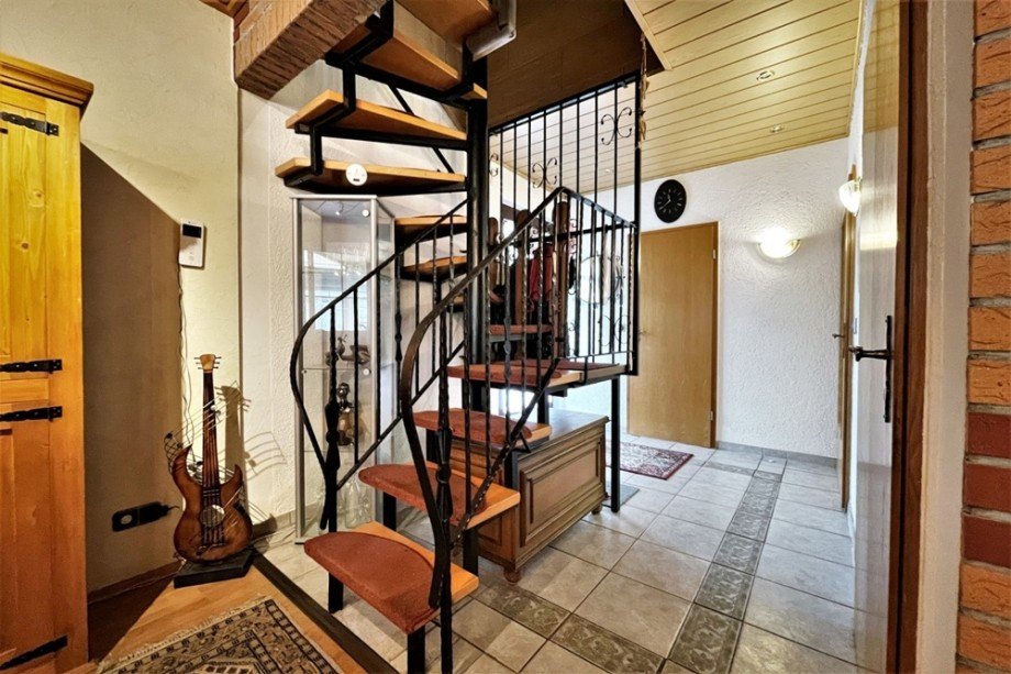 (11) �ber eine Treppe im Flurbereich gelangen Sie in das Dachgeschoss Einfamilienhaus Bottrop / Eigen