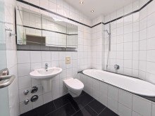 (21) Hier befindet sich zun�chst das helle Hauptbadezimmer inkl. Badewanne *VERKAUFT*