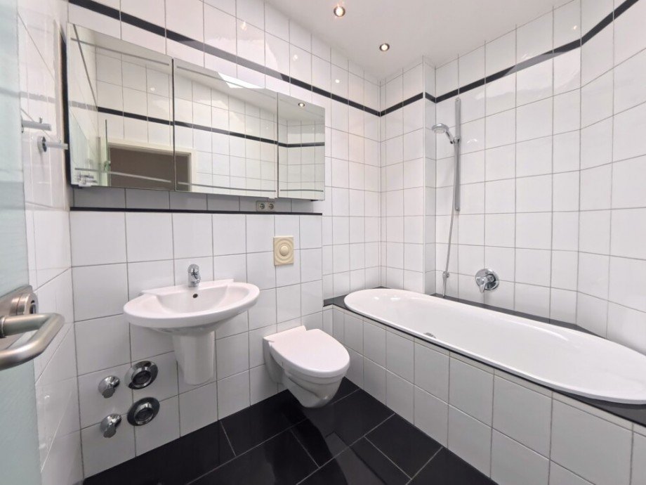 (21) Hier befindet sich zun�chst das helle Hauptbadezimmer inkl. Badewanne Penthousewohnung Bottrop / Bottrop-Vonderort