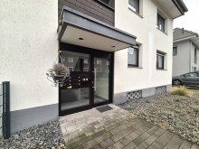 (2) Der Hauseingang ist zentral auf der Geb�udevorderseite gelegen *VERKAUFT*