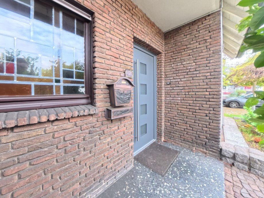 (8) Der Hauseingangsbereich im Vorderhaus befindet sich auf der Stra�enseite Einfamilienhaus Bottrop / Stadmitte