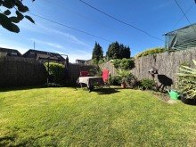 (24) Ein erster Blick in den angrenzenden Garten *VERKAUFT*