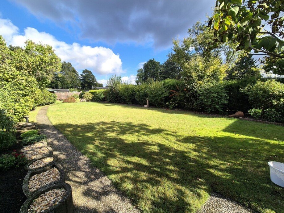 (36) Der Verlauf des liebevoll angelegten Gartens Doppelhaush�lfte Bottrop / Batenbrock