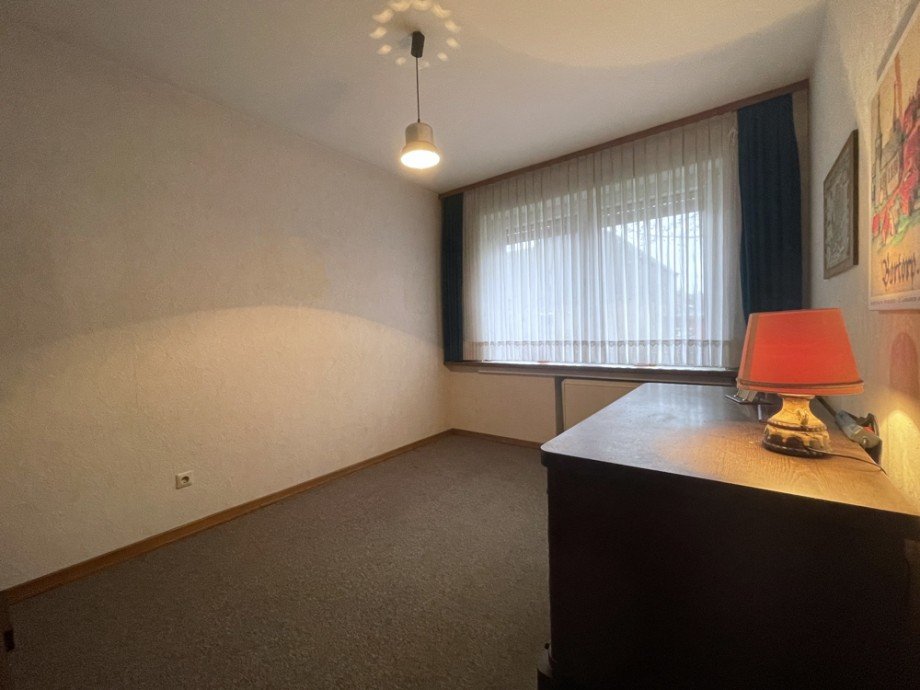 (8) Auf der Geb�udevorderseite befindet sich zun�chst ein m�gliches Kinder- oder Arbeitszimmer Zweifamilienhaus Bottrop