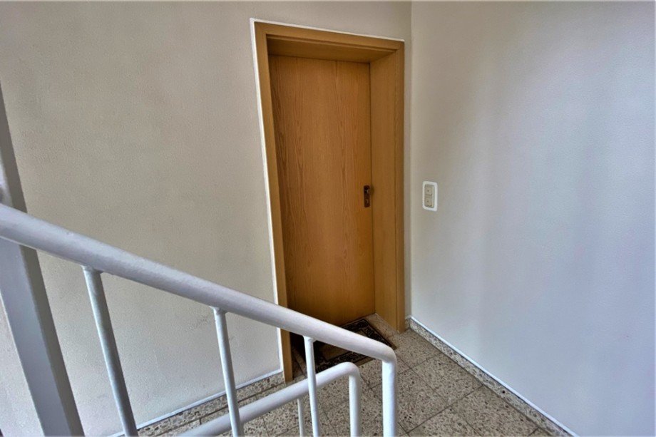(6) Der Wohnungeingang befindet sich auf der linken Flurseite im ersten Obergeschoss Etagenwohnung Bottrop / Bottrop-Vonderort