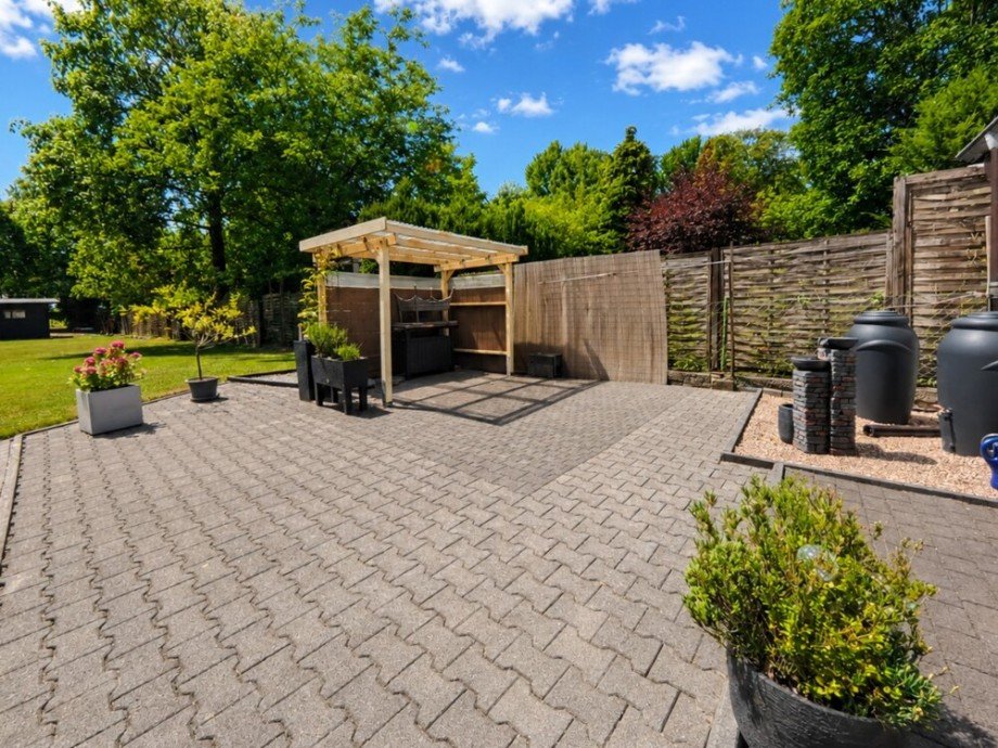 (18) Im weiteren Verlauf des Gartens finden Sie diese erg�nzende Terrassenfl�che Erdgeschosswohnung Oberhausen / Osterfeld-Ost
