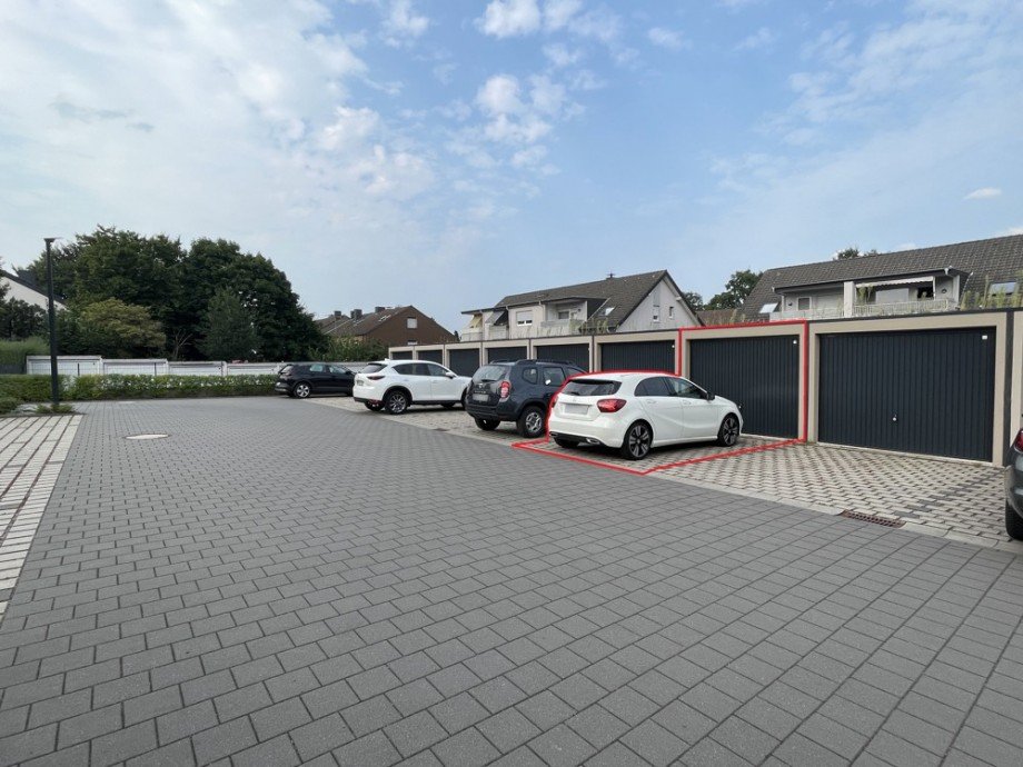 (25) Hier blicken wir auf die zugeh�rige Garage inkl. vorgelagertem PKW Stellplatz Einfamilienhaus Bottrop / Boy