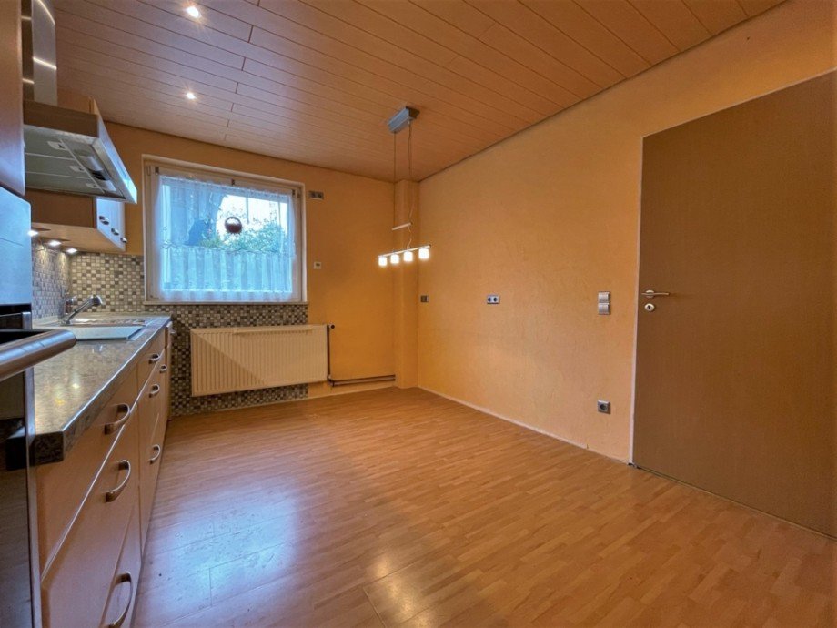 (5) Die K�che bietet ausreichend Platz f�r einen separaten Essbereich Reihenmittelhaus Oberhausen / Holten