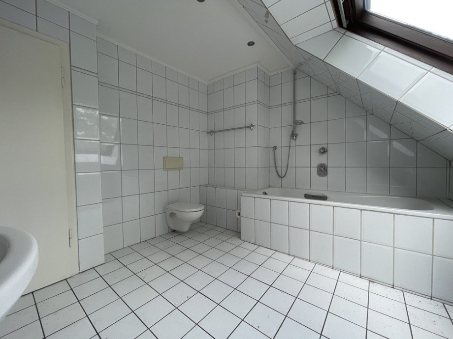 (36) Das Badezimmer der Wohneinheit im Dachgeschoss Haus Gelsenkirchen / Bulmke-H�llen