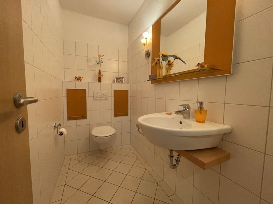 (12) Ebenfalls �ber den Flur im 1.OG betreten Sie das G�ste WC Reihenhaus Bottrop / Lehmkuhle