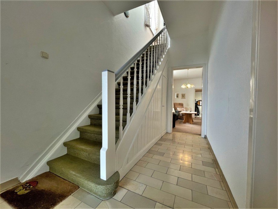 (22) Im weiteren Verlauf betreten wir im Erdgeschoss den gemeinschaftlichen Hausflur Zweifamilienhaus Bottrop / Batenbrock