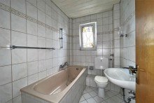 (11) Das hell geflieste Badezimmer des Erdgeschosses *VERKAUFT*