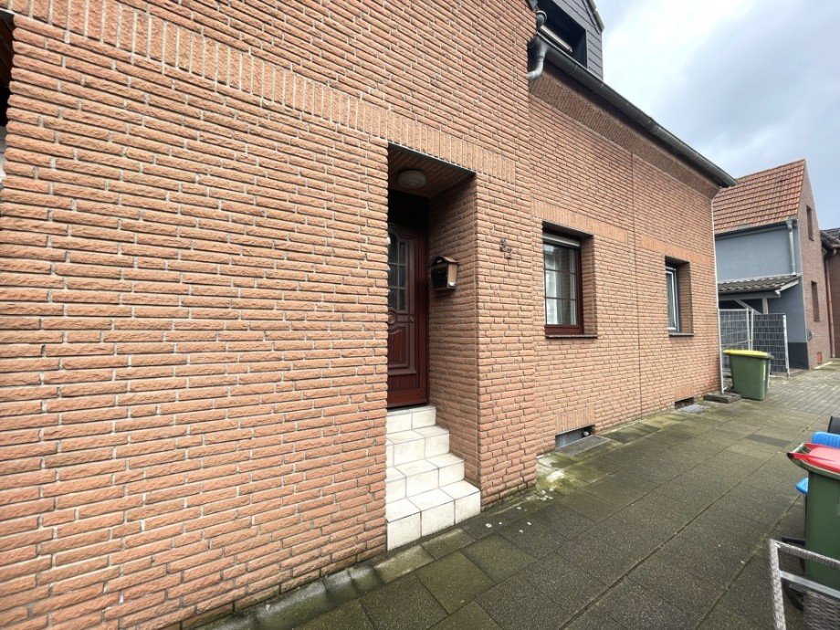 (2) Der Hauseingangsbereich befindet sich auf der Geb�udevorderseite Reihenmittelhaus Oberhausen / Sterkrade-Mitte