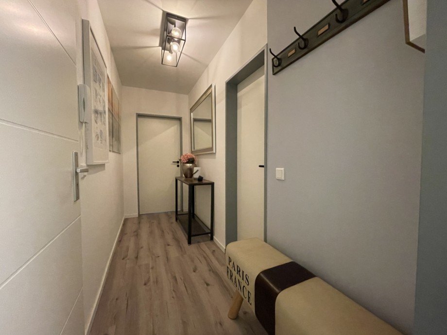 (7) Hier ein erster Einblick in den zentralen Wohnungsflur Souterrainwohnung Bottrop / Fuhlenbrock