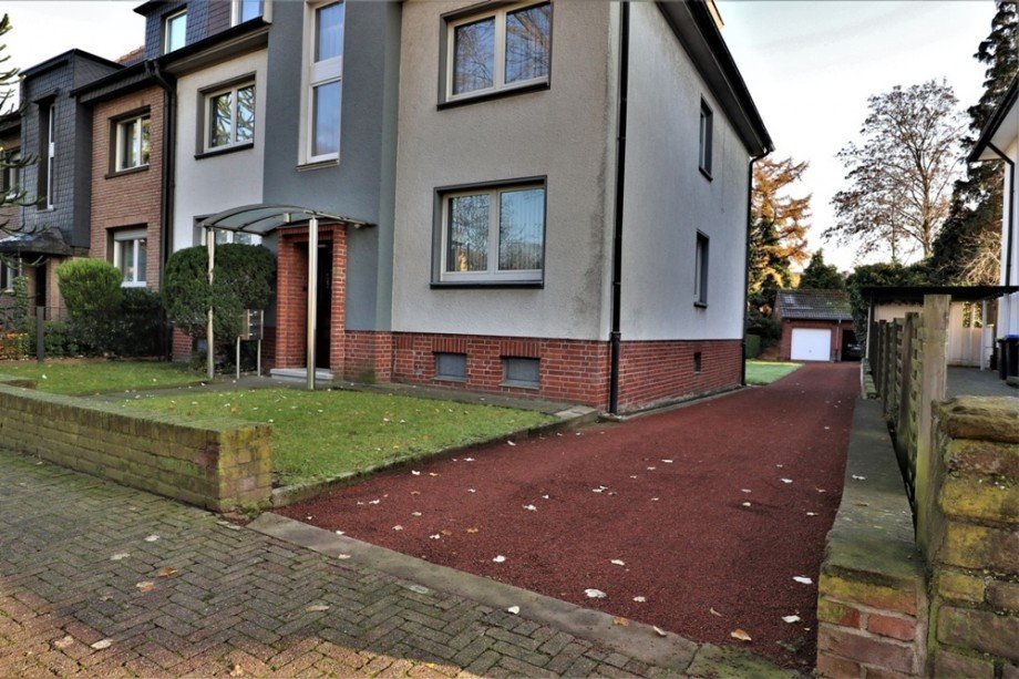 Die Einfahrt entlang der s�dlichen Grundst�cksgrenze Mehrfamilienhaus Bottrop / Stadtmitte