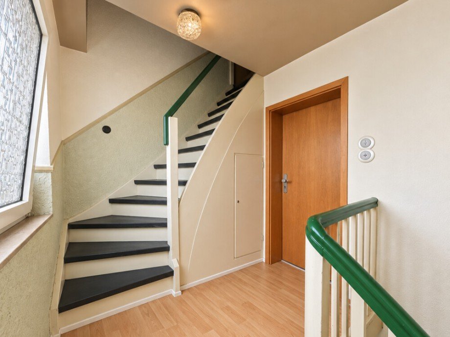 (25) Hausflurbereich am Wohnungseingang im Dachgeschoss Mehrfamilienhaus Bottrop / Stadtmitte