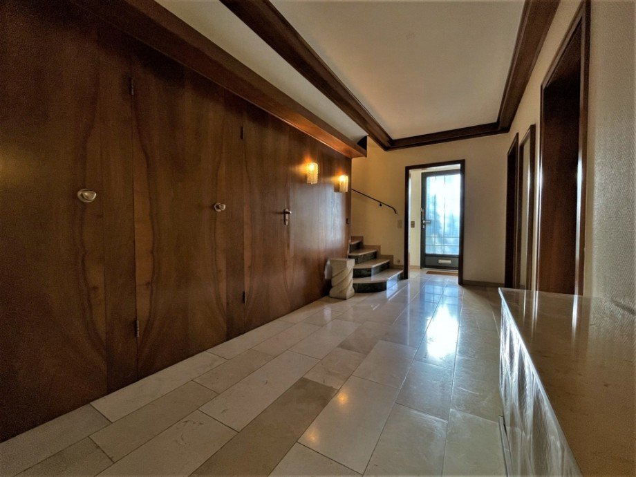 (6) Der herrschaftliche Hausflurbereich im Erdgeschoss mit Blick auf den Treppenaufgang Doppelhaush�lfte Bottrop / Stadtmitte