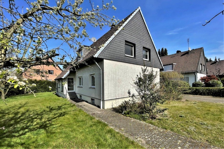 (2) Die Zuwegung zum Hauseingangsbereich auf der Geb�udeseite Einfamilienhaus Bottrop / Boy