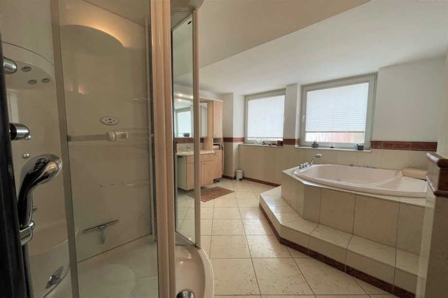 (27) Das gro�e und moderne Badezimmer Mehrfamilienhaus Oberhausen / Klosterhadt-S�d