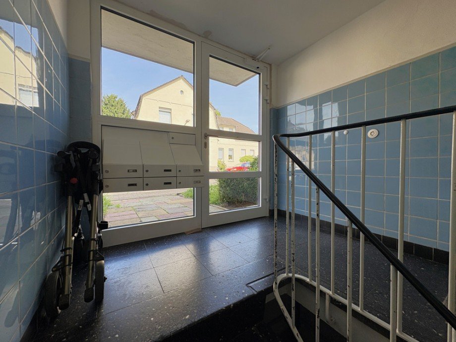 (8) Es folgen Eindr�cke aus dem gemeinschaftlichen Hausflur Mehrfamilienhaus Bottrop / Batenbrock