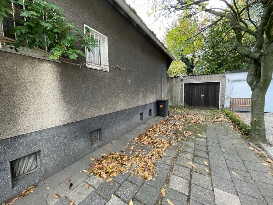 (3) Hier ein Blick in Richtung der PKW Garage mit seitlichem Zugang in den Garten Einfamilienhaus Bottrop / Stadtmitte