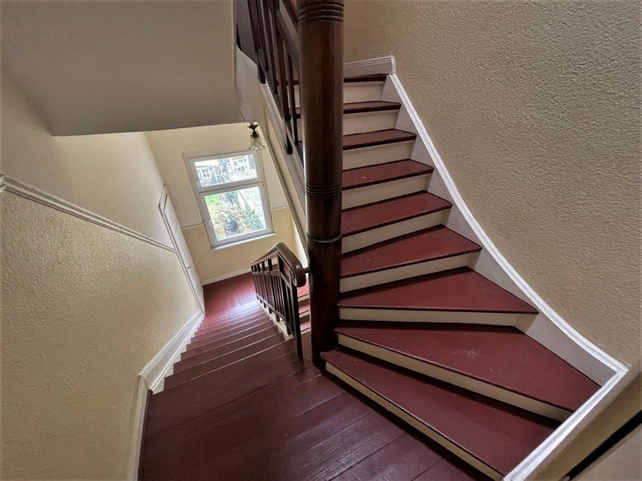 (15) Das zentrale Treppenhaus f�hrt uns nun hinauf in das zweite Obergeschoss Mehrfamilienhaus M�lheim an der Ruhr / Speldorf