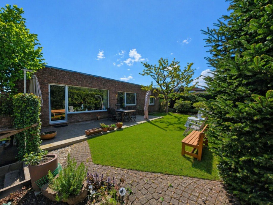 (12) Hier eine erste Gartenimpression mit Blick auf die Geb�uder�ckseite Bungalow Bottrop / Vonderort
