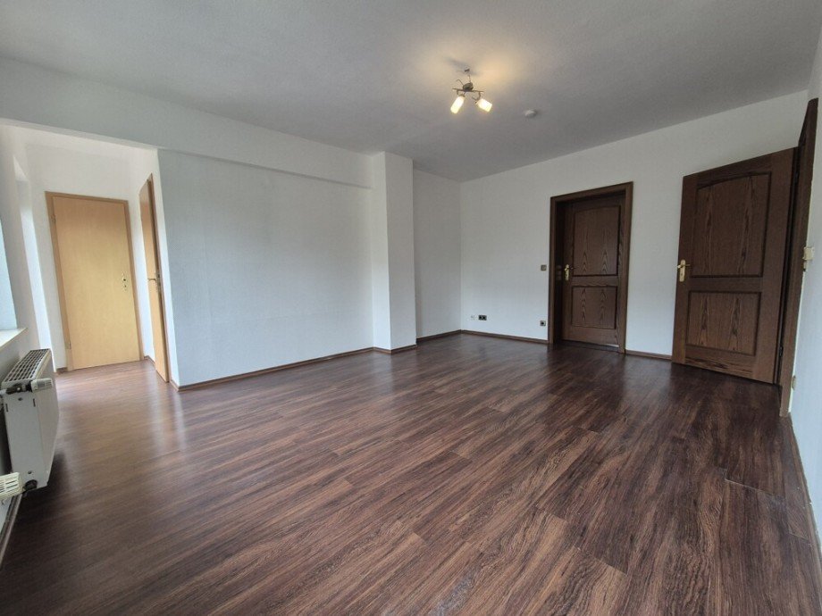 (9) �ber den Flurverlauf erreichen Sie nun das gro�z�gige Wohnzimmer Etagenwohnung Bottrop / Stadtmitte